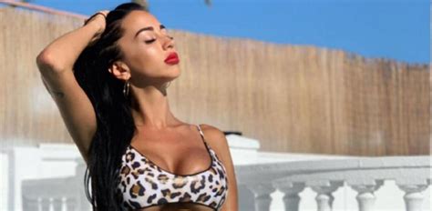 El diminuto bikini de Aurah Ruiz causa sensación en Instagram