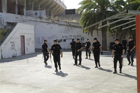 La Policía Nacional Desaloja A Los Okupas Del Lluís Sitjar