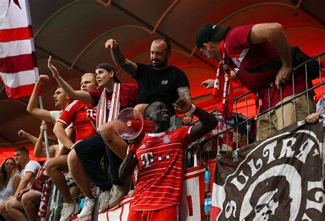 Sadio Mané Celebrating With The Fans After Bayern Defeated Frankfurt 6 1 Rsoccer