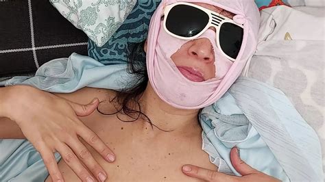 Une femme amateur lèche de la glace Un couple sexy prélude dans la