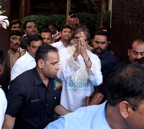 Photos Amitabh Bachchan Greets His Fans On His Birthday At Pratiksha 2