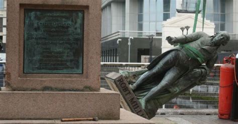 Nach Protesten rollen Köpfe In immer mehr Städten fallen Statuen