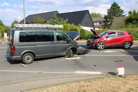 Vw Schleudert Gegen Opel Drei Verletzte Und Hoher Sachschaden Nach Unfall