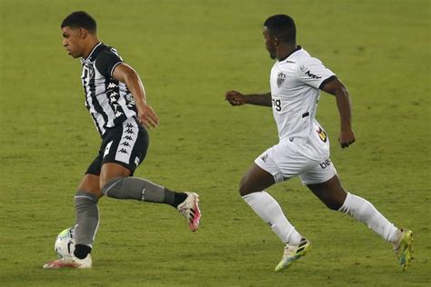 Luís Henrique ainda não viajou para a Europa mas saída do Botafogo é