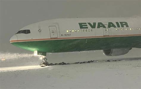 Incident Eva Air Boeing 777 Skids Taxiway At Vancouver Airport