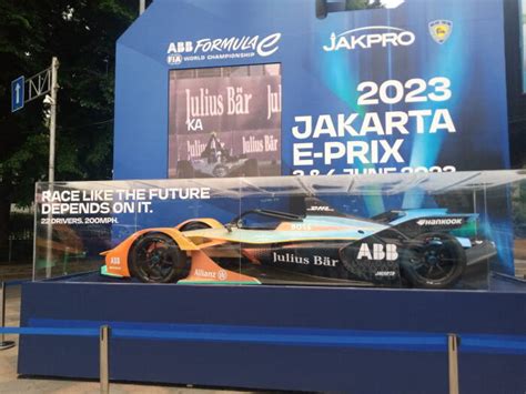 Jelang Ajang Balap Replika Mobil Formula E Dipajang Di Bundaran Hi