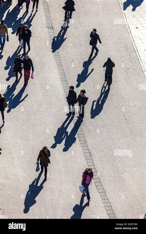 Frankfurt Germany March 2 People Walk Along The Zeil In Midday On