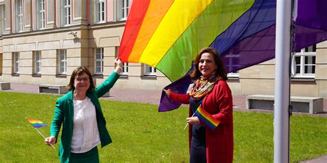 Regenbogenflagge Weht Zum Internationalen Tag Gegen Homo Bi Und