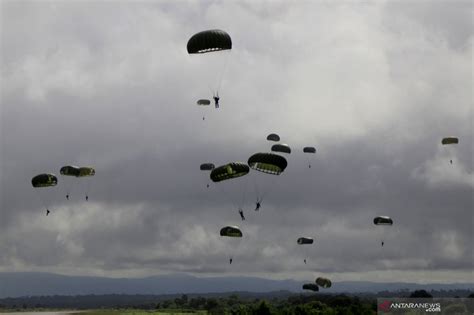 Paskhas Tni Au Lanud El Tari Berlatih Terjun Payung Antara News