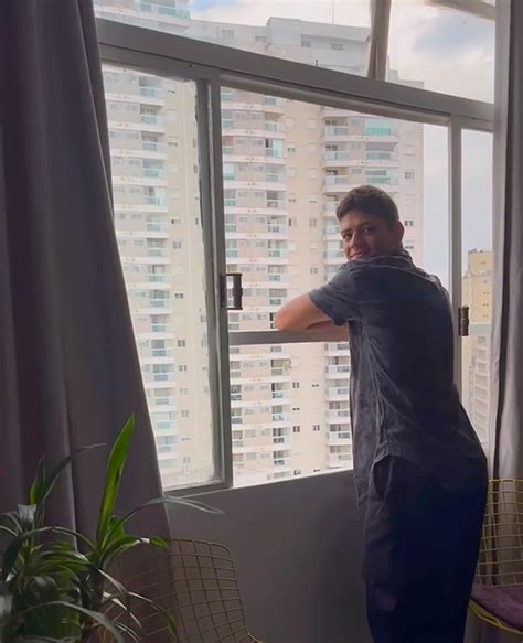 Um ano após sair do BBB Gabriel Santana mostra seu novo apartamento