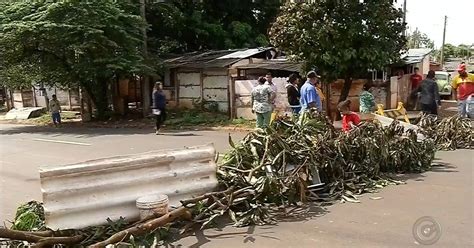 G1 Moradores Fazem Protesto Para Pedir Desfavelamento Em Votuporanga