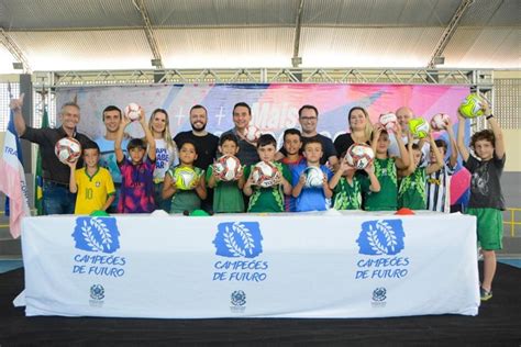 Governo do Estado entrega materiais esportivos do Campeões de Futuro em