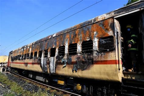 India Nueve Fallecidos Dej Incendio En Un Vag N De Trenes