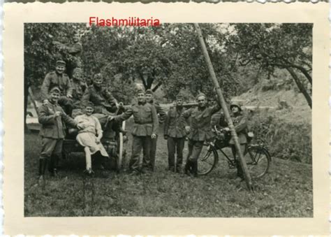 Photo Allemande Guerre Ww Groupe De Soldats De La Heer Avec V Lo