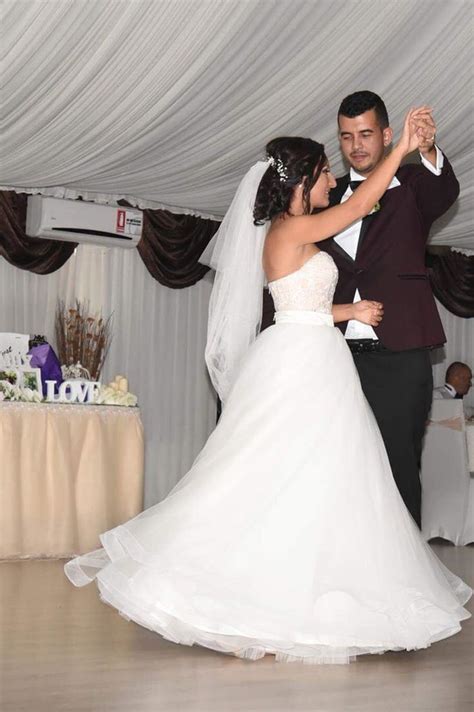 Medea Este O Rochie De Mireasa Cu Baza Nude Cu Dantela Ivory Bolerou Ul Detasabil Are Maneca 1