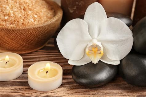 Piedras De Spa Con Flor En Mesa De Madera Foto Premium