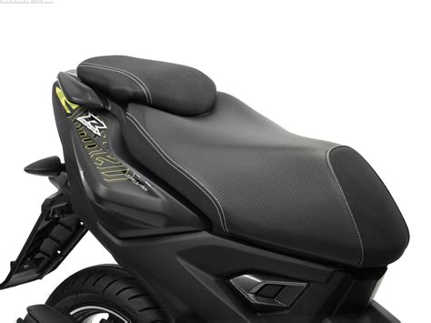 Revista Scooter Nuevos Yamaha Aerox R Y Aerox Naked R