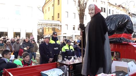 A Belluno La Befana Del Vigile Incanta Grandi E Piccini YouTube