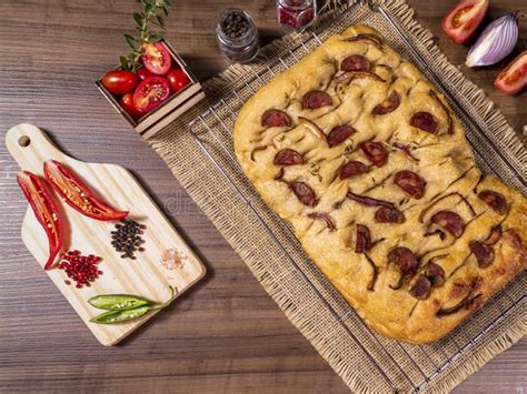 Focaccia Tradicional Italiana Con Pepperoni Tomates Cerezo Aceitunas