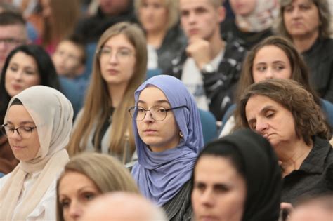 FOND GAZI HUSREV BEG DODIJELIO 292 STIPENDIJE UČENICIMA I STUDENTIMA