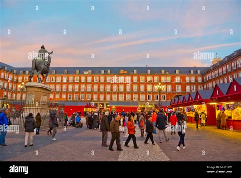 Christmas market, Plaza Mayor, Madrid, Spain Stock Photo - Alamy