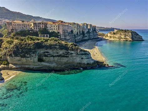 Vista aérea de Tropea casa en la roca y Santuario de Santa Maria dell