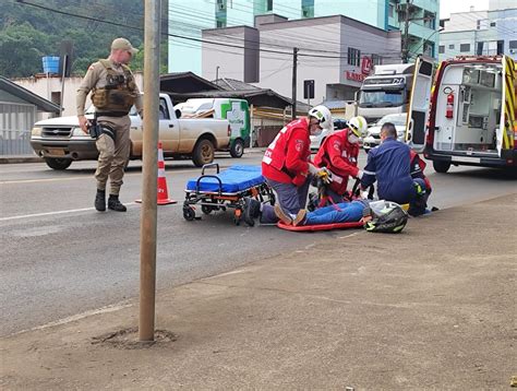 Motociclista ferida em acidente caminhão na Tancredo Neves Rádio