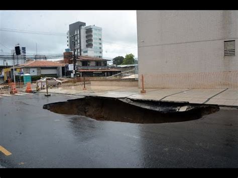 Cratera se abre após fortes chuvas na Avenida Expedicionários em João