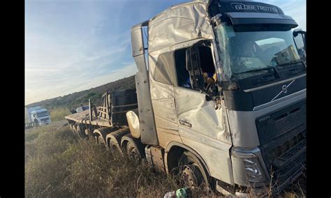 Carreta Bloco De Granito Tomba Na Ba Trecho Entre Aracatu E