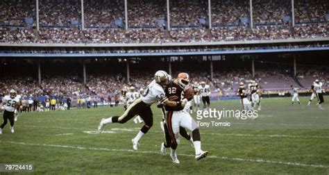 Cleveland Browns Hall of Fame tight end Ozzie Newsome makes a catch ...