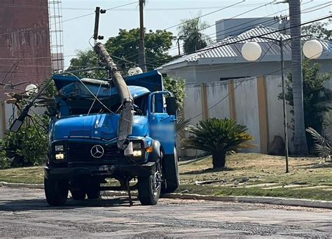 Motorista pula e caminhão arranca poste de energia elétrica Interior