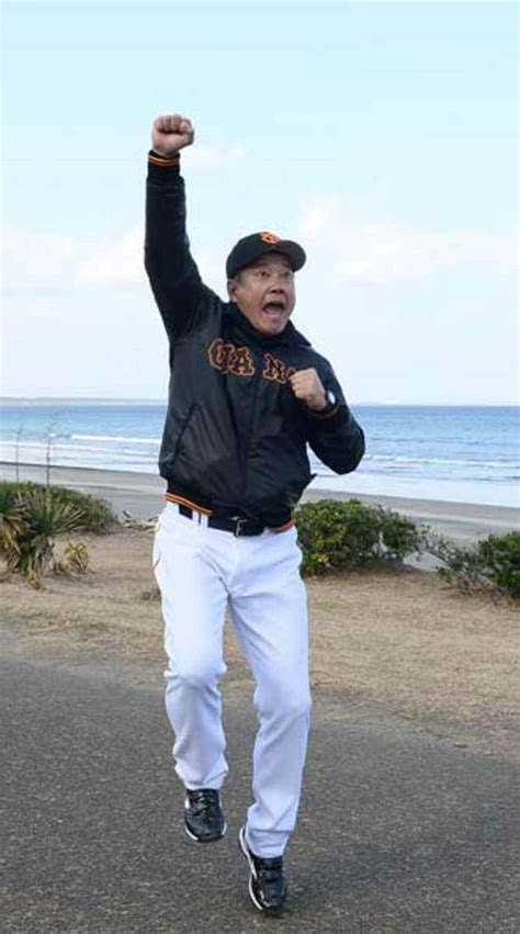 巨人・原監督が海岸散歩で顔芸サービス 東スポweb