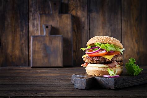 Hambúrgueres Com Carne Tomate Cebola Roxa E Alface Foto Grátis