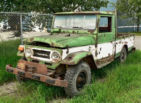 Toyota Land Cruiser A Beat Up Old Toyota Land Cruiser Pick Flickr