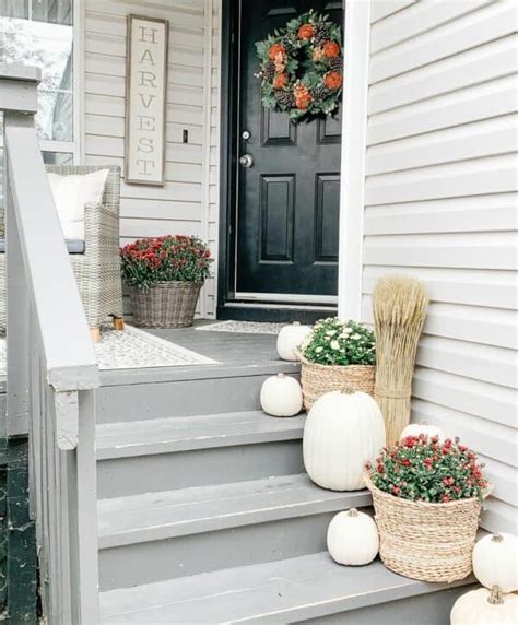 32 Eye-catching Winter Porch Décor Ideas