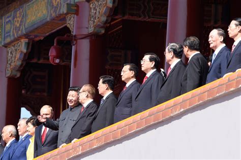 习近平、江泽民、胡锦涛等在天安门城楼画面手机凤凰网