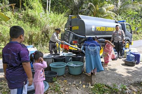 Penyaluran Air Bersih Di Daerah Terdampak Kekeringan Antara Foto