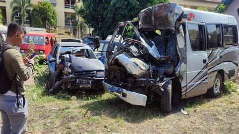 Kecelakaan Mobil Elf Tabrak Truk Di Tol Solo Ngawi 3 Orang Tewas Dan