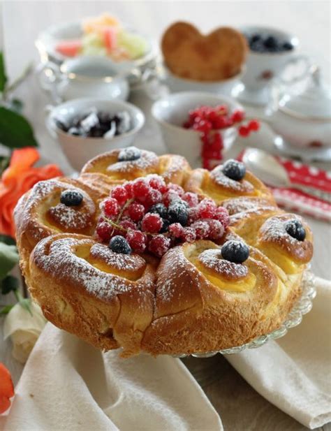 Torta Pan Brioche Con Crema Pasticcera E Frutti Di Bosco Colazione E