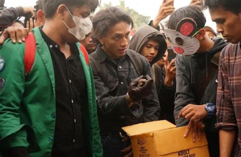 Aksi Jefri Nichol Ikut Demo Bareng Mahasiswa Di Depan Gedung Dpr Ri