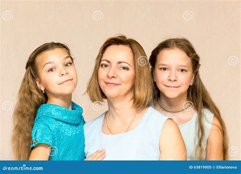 Madre Y Sus Dos Hijas Retrato De La Familia Imagen De Archivo Imagen