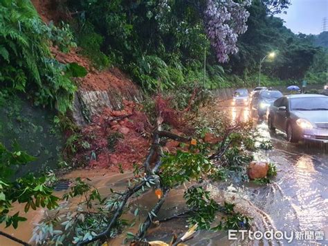 快訊／豪雨灌新北！淡水淹水「機車全拋錨」 五股邊坡土石滑落 Ettoday社會新聞 Ettoday新聞雲