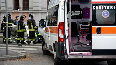 Schianto Tra Auto Allalba In Corso Sempione A Milano In Condizioni