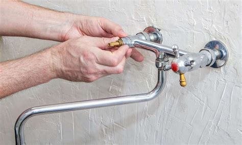 How to Replace an Outdoor Faucet Handle