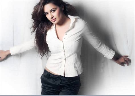 Yuvika Chaudhary Latest Hot Photos Welcomenri