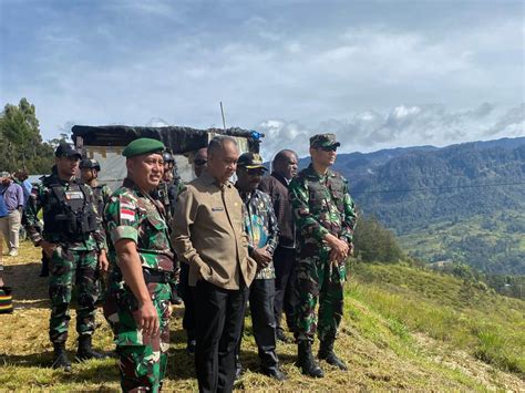 Satgas Yonif 721 Sambut Kunjungan Kerja Pj Gubernur Papua Di Lanny Jaya