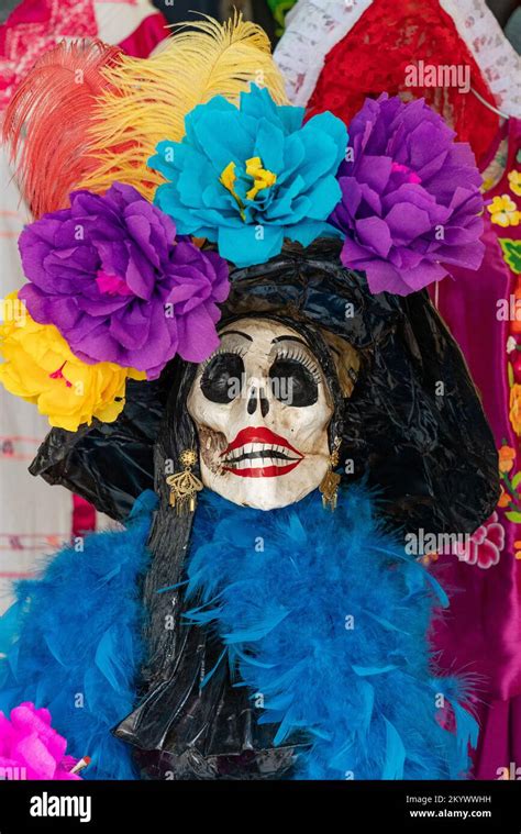 Un Mannequin La Catrina En Costume Dans La Rue Pour C L Brer Le Jour