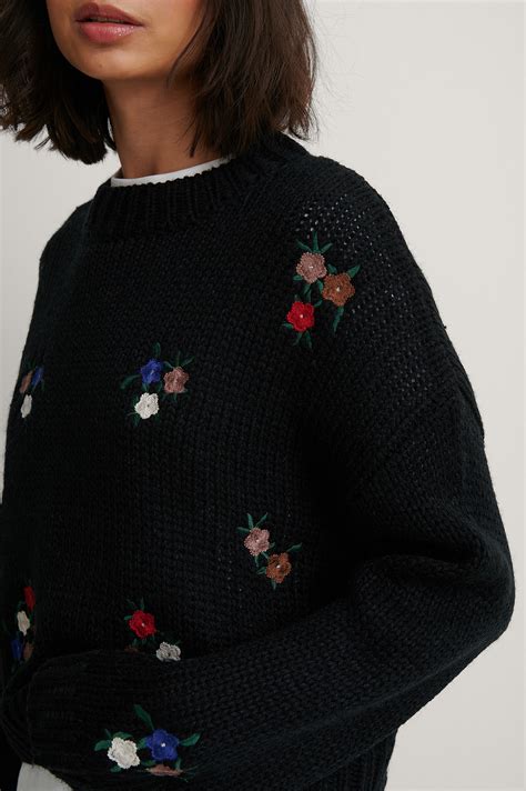 Flower Embroidery Round Neck Knitted Sweater Black Na