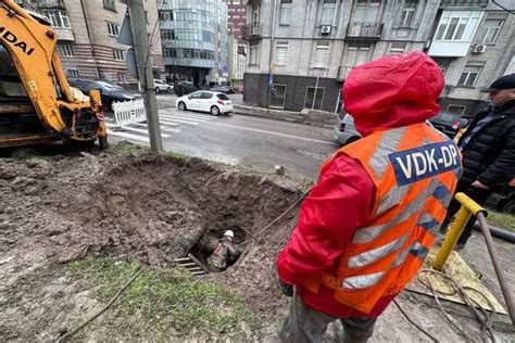 По колено в грязи в Днепре коммунальщики под дождем ликвидировали аварию на водопроводе