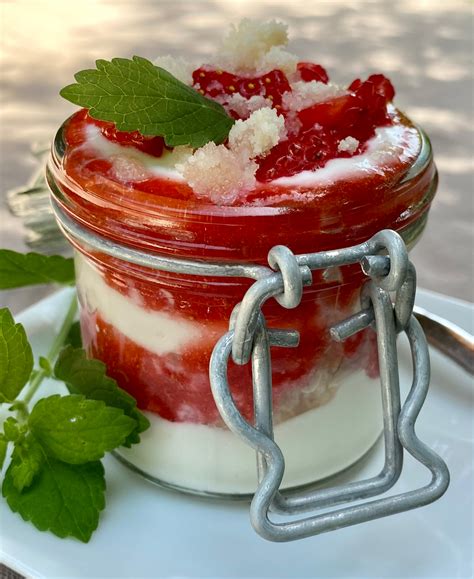 Sommerliches Erdbeerdessert Im Glas Weiss Schwarz